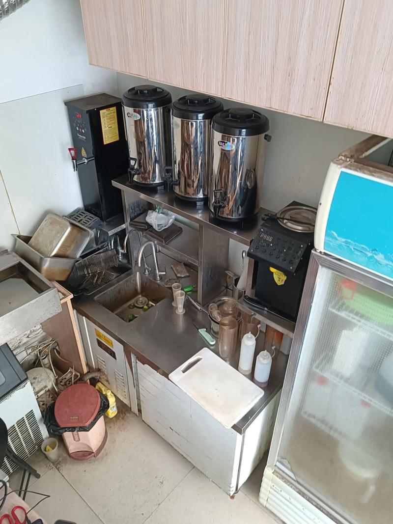 逛旧货市场 二手烘焙设备、奶茶设备、空调，开小店省钱的“真香定律”